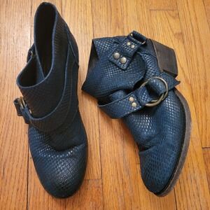 Free People 7.5 Tortuga Blue Snakeskin Embossed‎ Leather Moto Ankle Boots 38